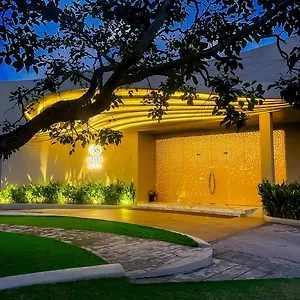 Hotel Avenra Gardens